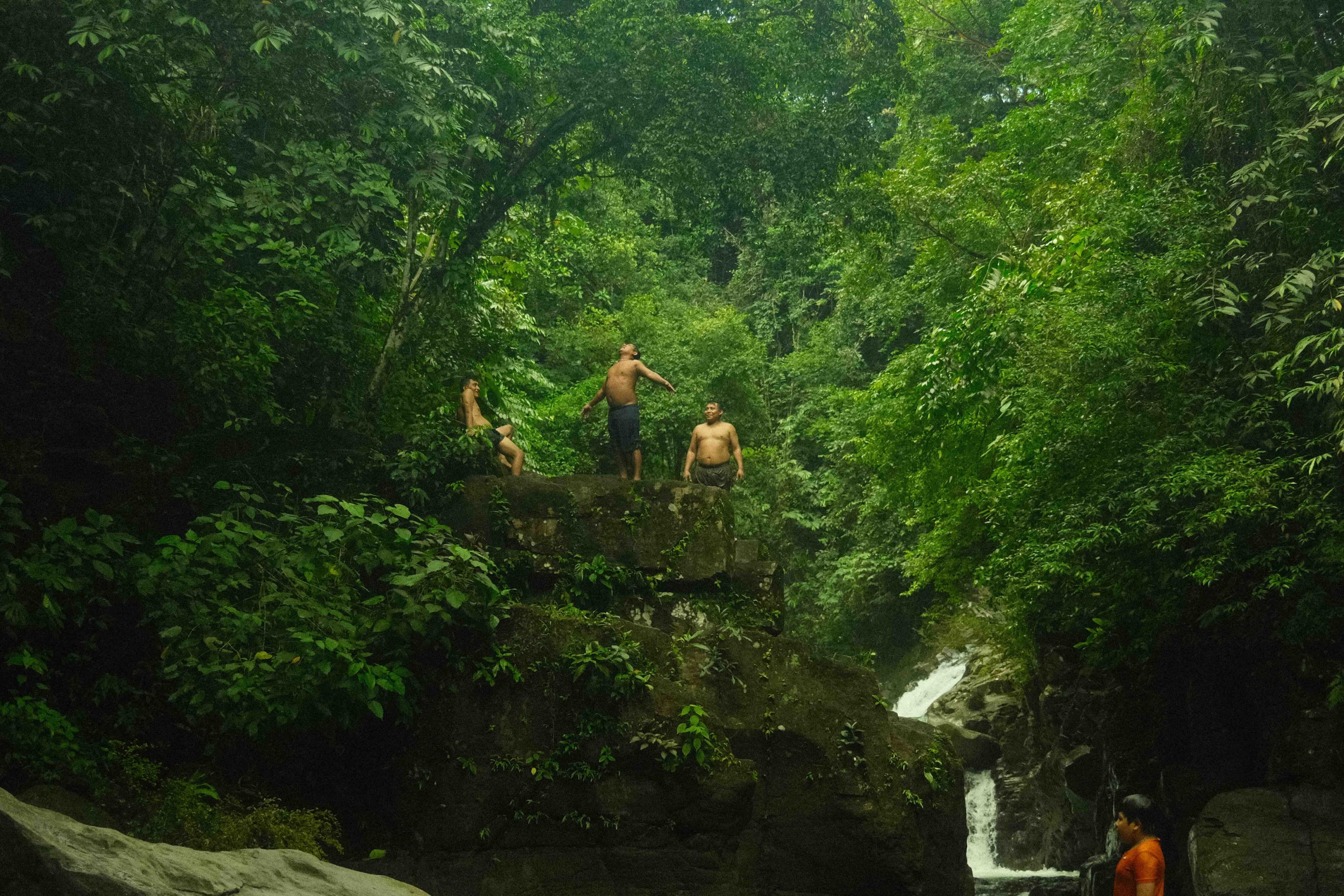 De Niro and Del Toro on a ferry in Paris